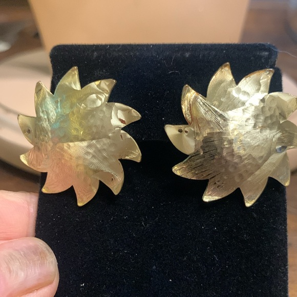 STARBURST SUN SUNFLOWER GOLDEN HAMMERED MODERNIST EARRINGS - Picture 8 of 13